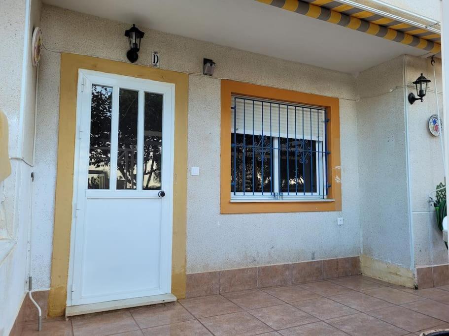 Apartamento Bajo Con Terraza Y Piscina Торевиеха Екстериор снимка